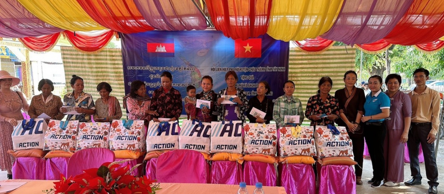 Hội LHPN huyện Châu Thành: Tặng quà tại xã Angk PraSrae, huyện Romeas Haek, tỉnh Svay Rieng, Vương quốc Campuchia