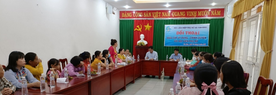 Đối thoại giữa cấp ủy - chính quyền xã với hội viên, phụ nữ trên địa bàn xã Tân Bình