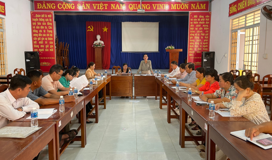 Hội LHPN huyện DMC và Hội cơ sở giám sát UBND xã theo Quyết định 217 của Bộ Chính trị
