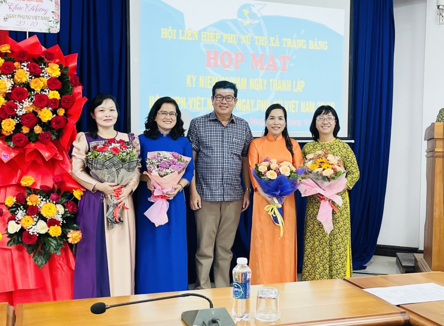 Trảng Bàng tổ chức họp mặt kỷ niệm 93 năm thành lập Hội Liên hiệp Phụ nữ Việt Nam và Ngày Phụ nữ Việt Nam.