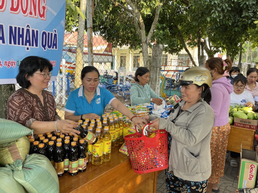 Dương Minh Châu: Lan tỏa phong trào Đổi rác lấy quà