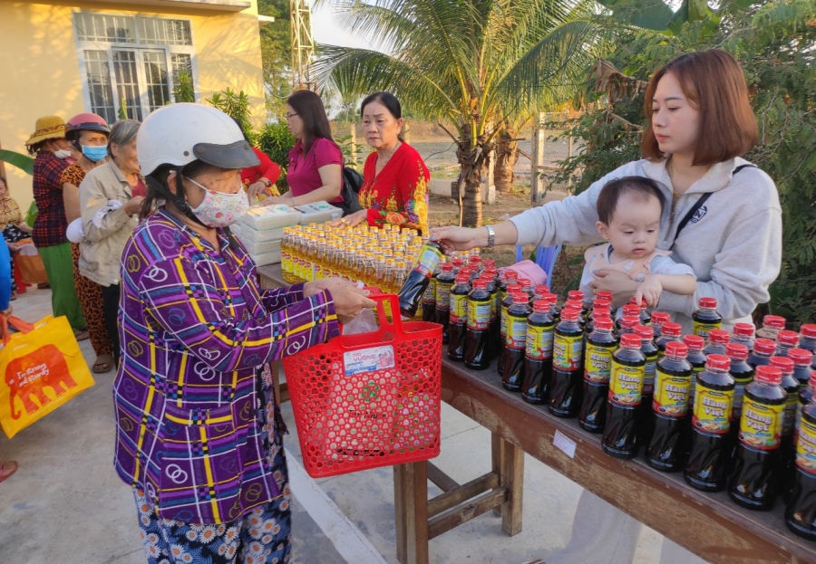 Phụ nữ, trẻ em yếu thế xã Phước Ninh được quan tâm chăm lo nhân dịp Tết đến, xuân về