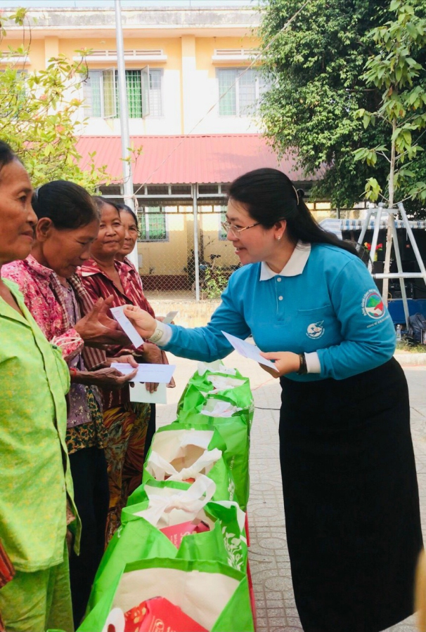 Mang “Tết yêu thương” đến với phụ nữ, trẻ em khó khăn.