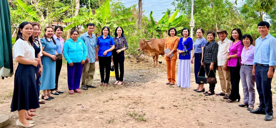 Hòa Thành: CLB Nữ từ thiện tỉnh Tây Ninh trao bò sinh sản cho phụ nữ nghèo