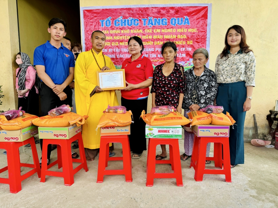 Thăm hỏi, động viên cán bộ, y, bác sĩ nhân nhân kỷ niệm 69 năm Ngày thầy thuốc Việt Nam (27/2/1955- 27/2/2024)