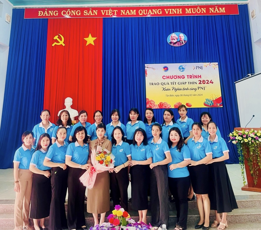 Hội LHPN huyện Tân Biên trao quà tết “Xuân nghĩa tình cùng PNJ”