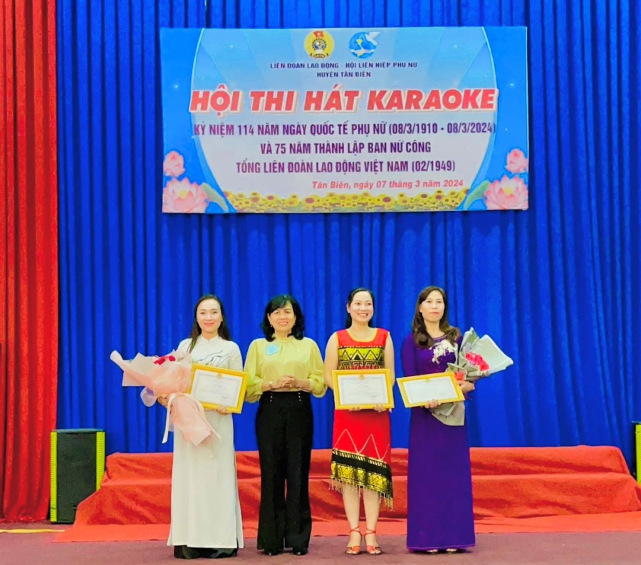 Phụ nữ Tân Biên sôi nổi với Hội thi Tiếng hát karaoke