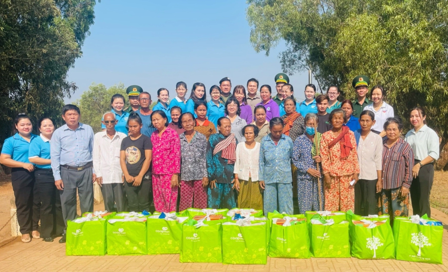 Hội LHPN thị xã Trảng Bàng thăm hỏi, tặng quà Hội phụ nữ Campuchia vì hoà bình và phát triển phường Brasat (Campuchia)