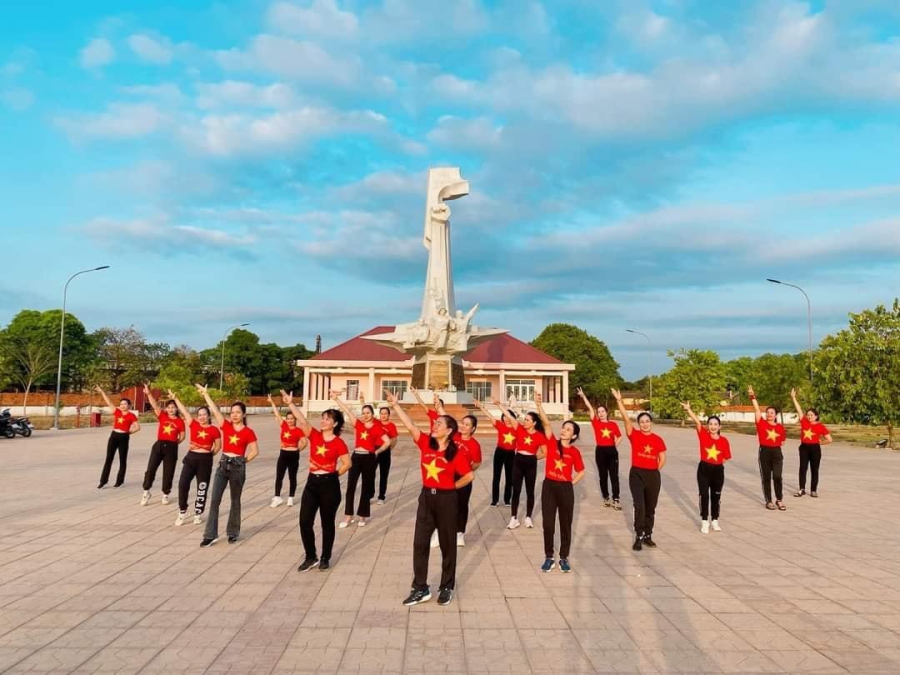 Phụ nữ Tây Ninh đồng diễn dân vũ kỷ niệm 70 năm Chiến thắng Điện Biên Phủ