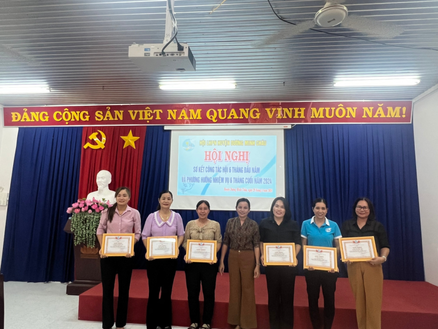 Hội LHPN huyện Dương Minh Châu sơ kết hoạt động Hội 6 tháng: tích cực tham gia các hoạt động nâng cao kiến thức, trau dồi đạo đức, rèn luyện sức khỏe