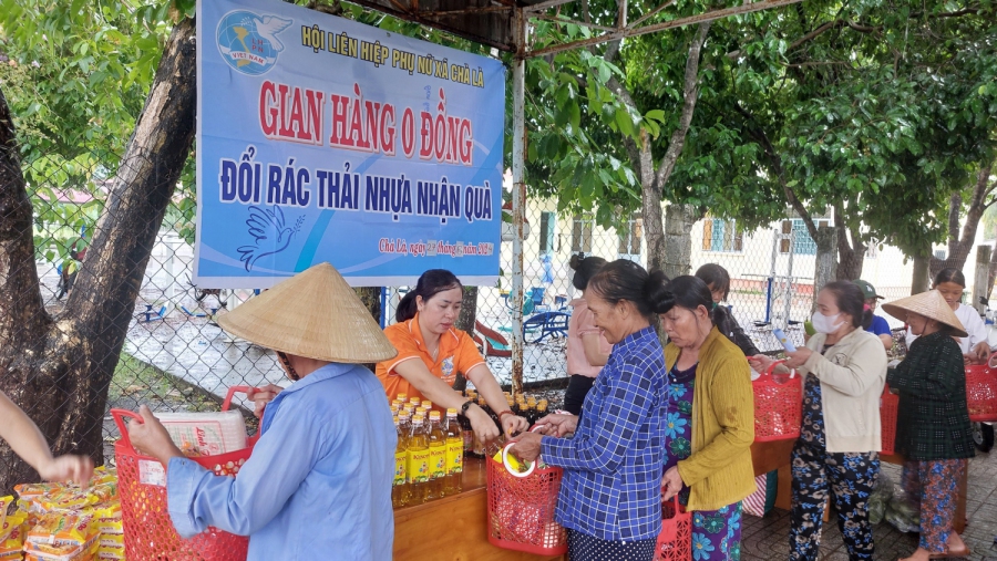 Hội LHPN xã Chà Là tổ chức gian hàng 0 đồng “đổi rác thải nhựa nhận quà”; hưởng ứng Ngày dân số và Ngày gia đình Việt Nam