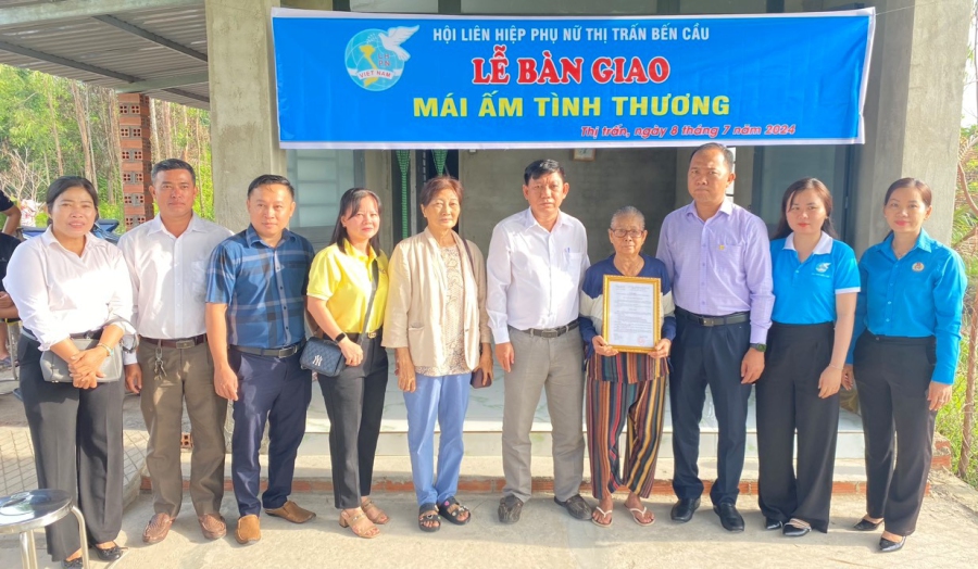 Hội LHPN thị trấn Bến Cầu trao tặng “Mái ấm tình thương” cho hội viên phụ nữ có hoàn cảnh đặc biệt khó khăn trên địa bàn thị trấn