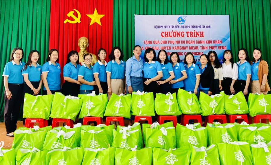 Tặng quà cho phụ nữ có hoàn cảnh khó khăn tỉnh Prey Veng Vương quốc Campuchia