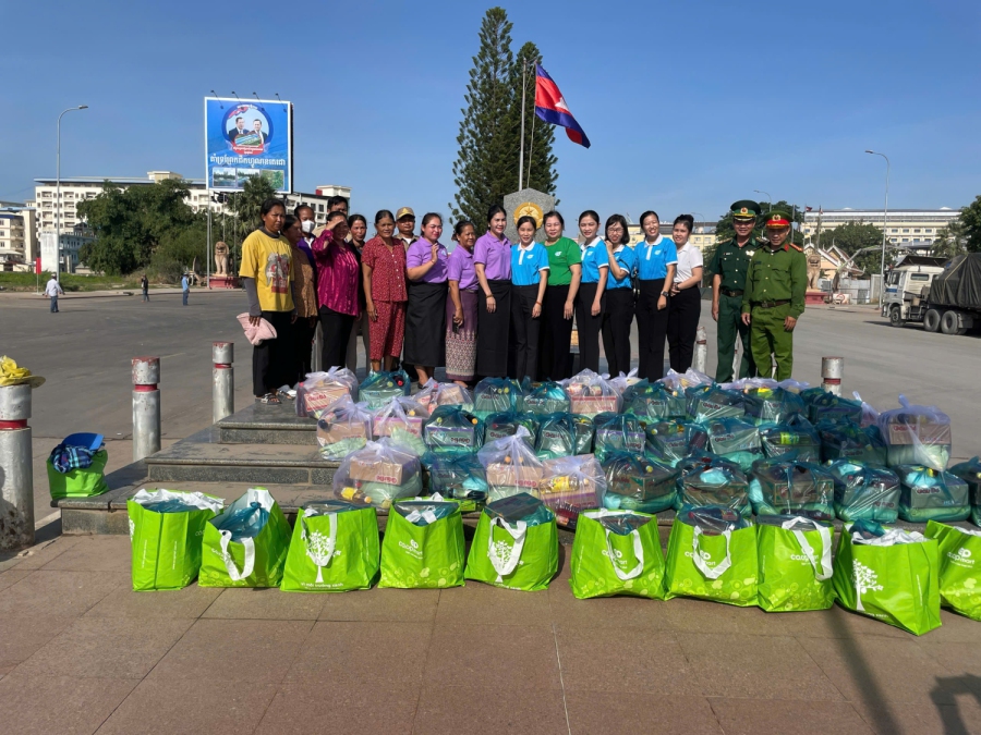 Hội LHPN huyện Gò Dầu – Bến Cầu  phối hợp thăm và tặng quà cho phụ nữ khó khăn  thành phố Bavet, Campuchia