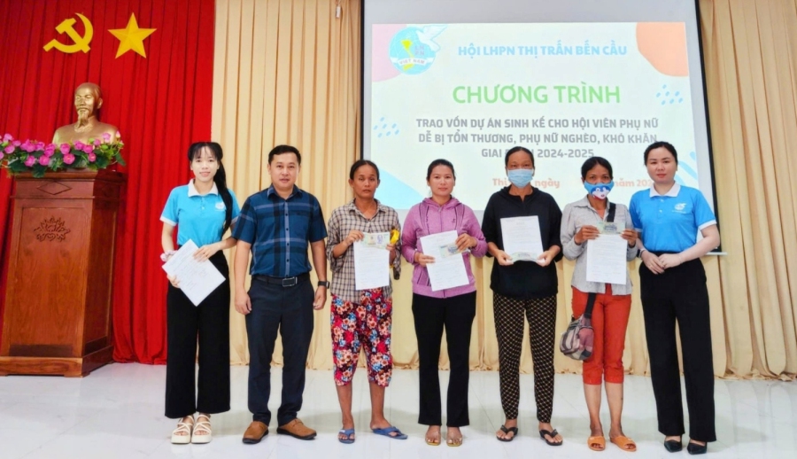 Hội LHPN thị trấn Bến Cầu thực hiện chăm lo đồng hành cùng phụ nữ biên cương và trao vốn sinh kế cho phụ nữ yếu thế nghèo, khó khăn