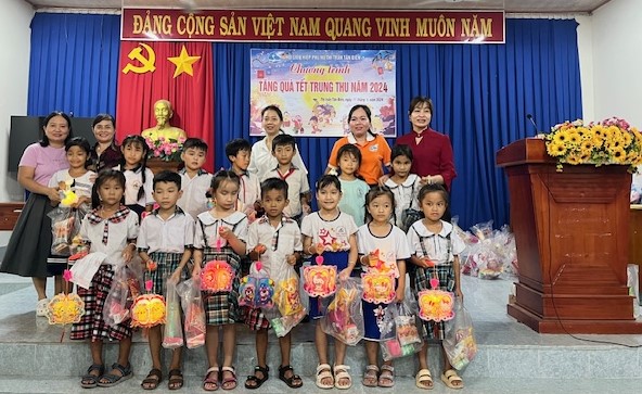 Chăm lo cho trẻ em mồ côi và trẻ em có hoàn cảnh khó khăn nhân dịp năm học mới và Tết Trung thu năm 2024