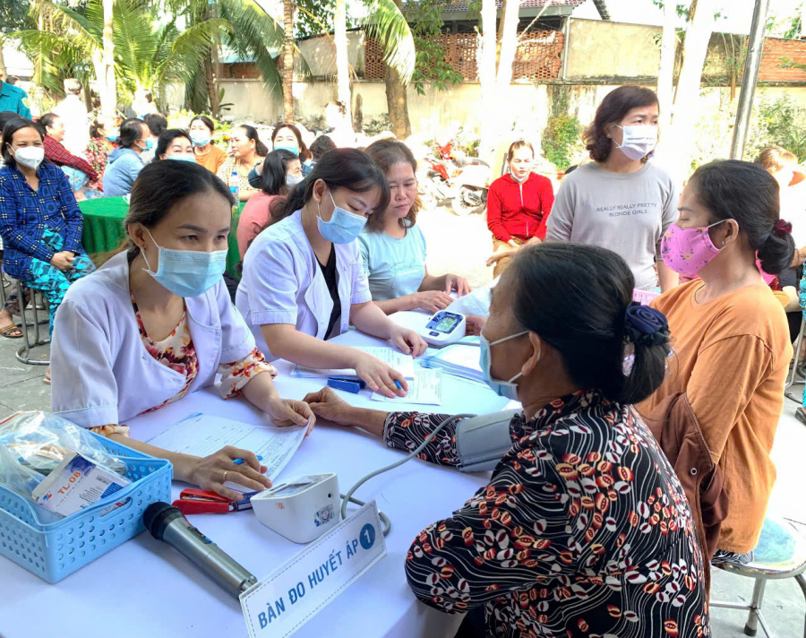 Gò Dầu tổ chức chương trình “Lan tỏa yêu thương”: khám phát thuốc và tặng quà cho nữ công nhân và người dân