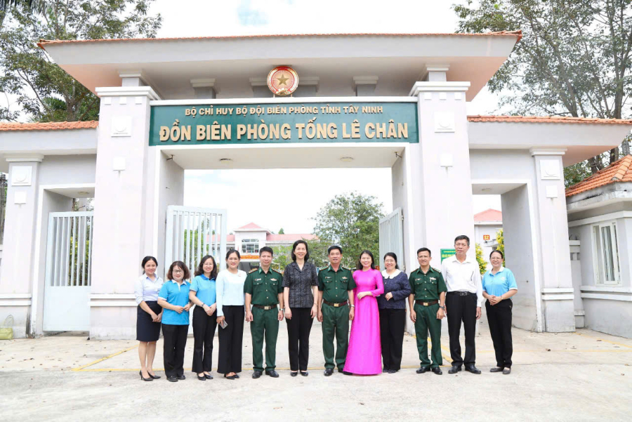 Phó Chủ tịch Trung ương Hội Liên hiệp Phụ nữ Việt Nam thăm Đồn biên phòng Tống Lê Chân