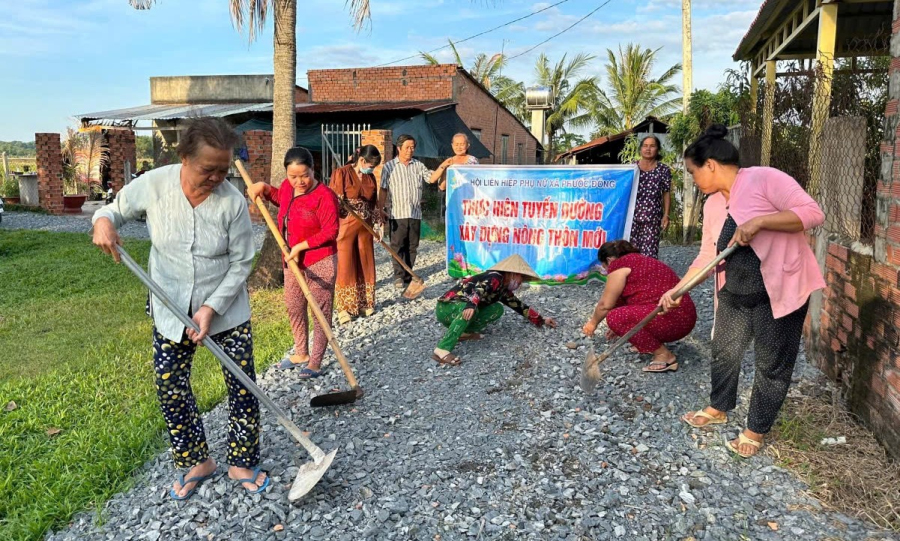 Hội LHPN xã Phước Đông thực hiện tuyến đường giao thông nông thôn