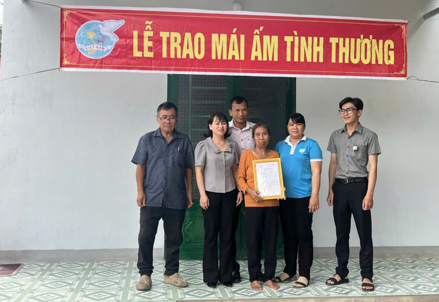 Hội LHPN xã Cẩm Giang trao Mái ấm tình thương cho hội viên phụ nữ khó khăn