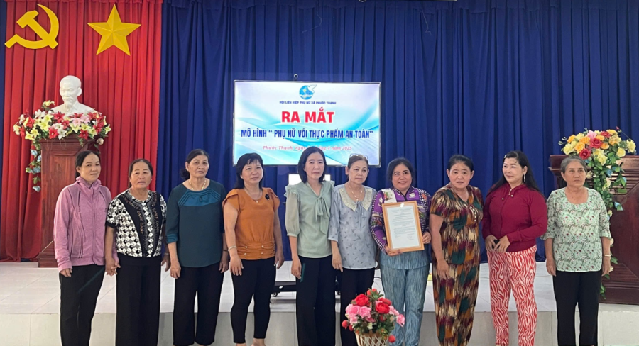 Hội LHPN xã Phước Thạnh ra mắt mô hình “Phụ nữ với thực phẩm an toàn” và truyền thông về vệ sinh an toàn thực phẩm trong hội viên, phụ nữ.