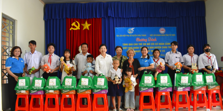 Hội LHPN huyện Châu Thành: Trao quà 1/6 và tổ chức bữa ăn ấm áp cho trẻ mồ côi có hoàn cảnh khó khăn