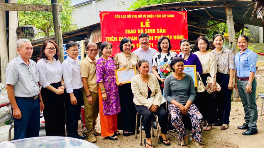 Câu lạc bộ Phụ nữ từ thiện tỉnh Tây Ninh trao tặng bò sinh sản cho phụ nữ có hoàn cảnh khó khăn