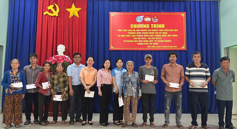 Hội LHPN phường Ninh Thạnh phối hợp trao quà cho hộ cận nghèo, hộ nghèo tỉnh trên địa bàn phường