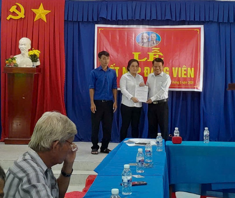 Hội LHPN xã Cẩm Giang tổ chức lễ nạp đảng viên đối với hội viên phụ nữ là công nhân