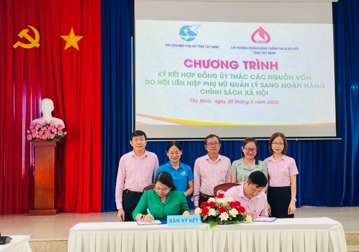 Hội LHPN tỉnh ký kết hợp đồng ủy thác cho vay với Ngân hàng Chính sách xã hội Chi nhánh tỉnh