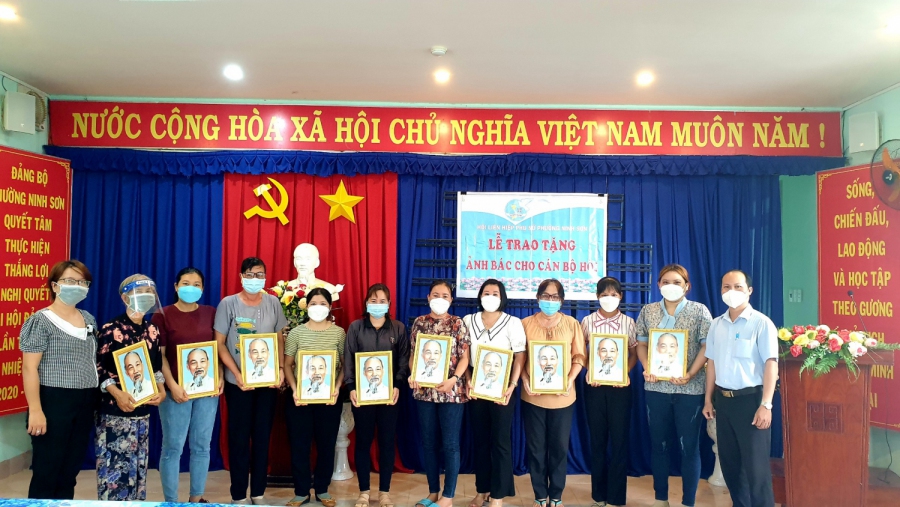 Hội LHPN Phường Ninh Sơn Thành phố tây Ninh trao tặng ảnh Bác Hồ cho cán bộ, hội viên