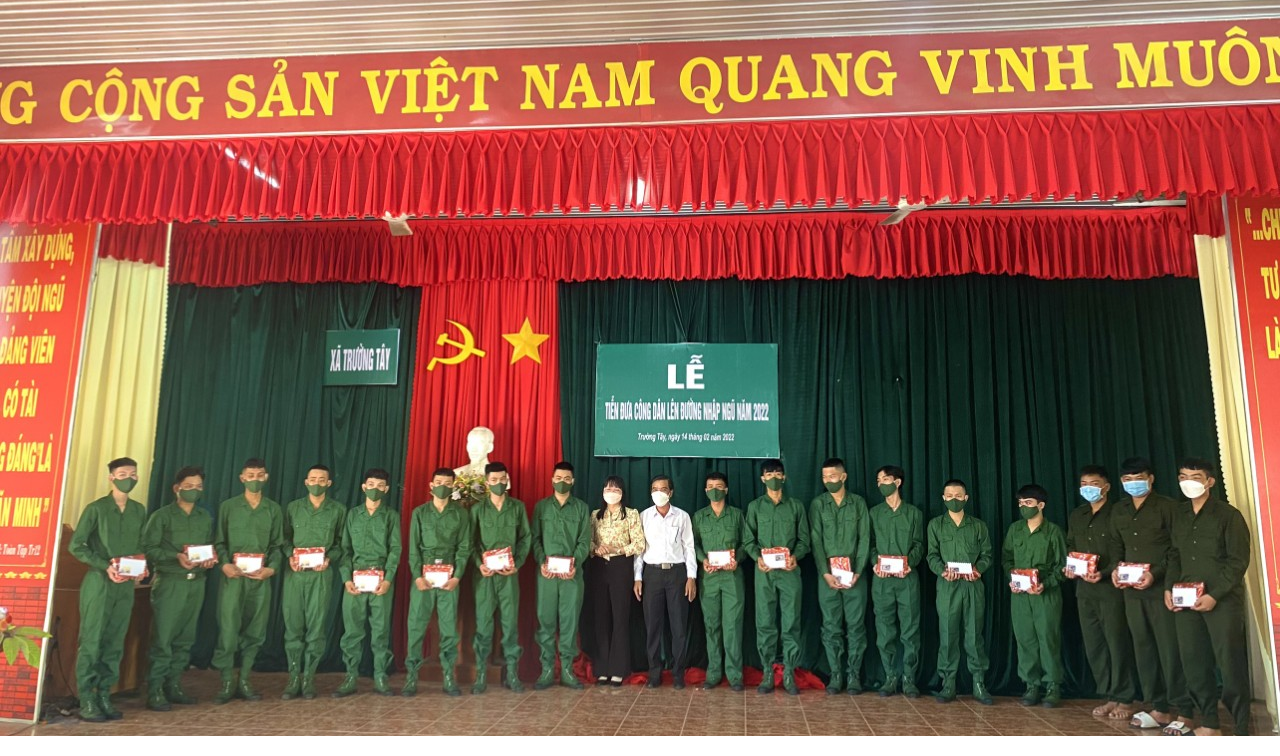 PHỤ NỮ THỊ XÃ HÒA THÀNH THĂM HỎI, ĐỘNG VIÊN,  TẶNG QUÀ TÂN BINH LÊN ĐƯỜNG NHẬP NGŨ NĂM 2022