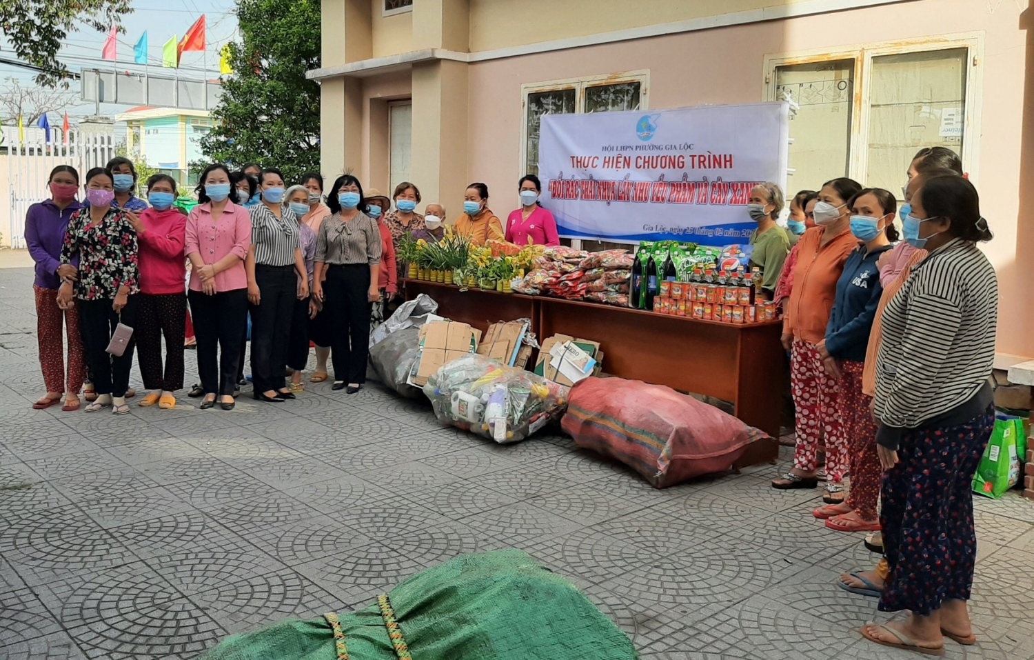 Hội LHPN phường Gia Lộc tổ chức chương trình đổi rác thải nhựa lấy nhu yếu phẩm, cây xanh và hội thi hái hoa dân chủ tìm hiểu Nghị Quyết Đại hội phụ nữ các cấp nhiệm kỳ 2021-2026