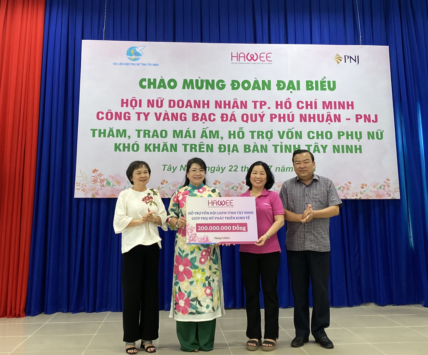 Tây Ninh: Vinh dự đón tiếp Hội Nữ doanh nhân TP.HCM (HAWEE) và Công ty vàng bạc đá quý Phú Nhuận PNJ thăm, trao mái ấm, hỗ trợ vốn cho phụ nữ khó khăn trên địa bàn tỉnh.