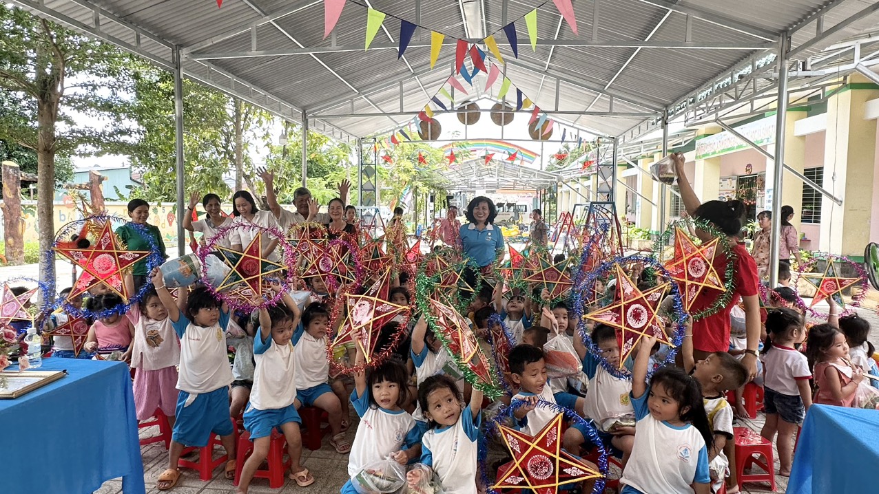 HỘI LHPN HUYỆN TÂN BIÊN CHĂM LO CHO TRẺ EM NGHÈO  NHÂN DỊP TẾT TRUNG THU