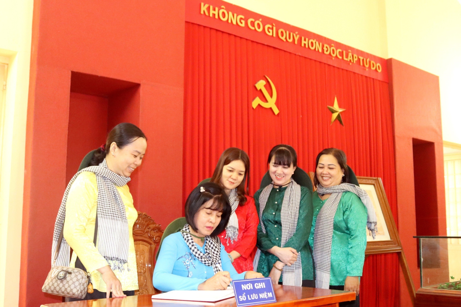 Phụ nữ Ban Tuyên giáo Tỉnh uỷ giữ gìn, tuyên truyền và quảng bá các Di tích lịch sử văn hoá của tỉnh Tây Ninh